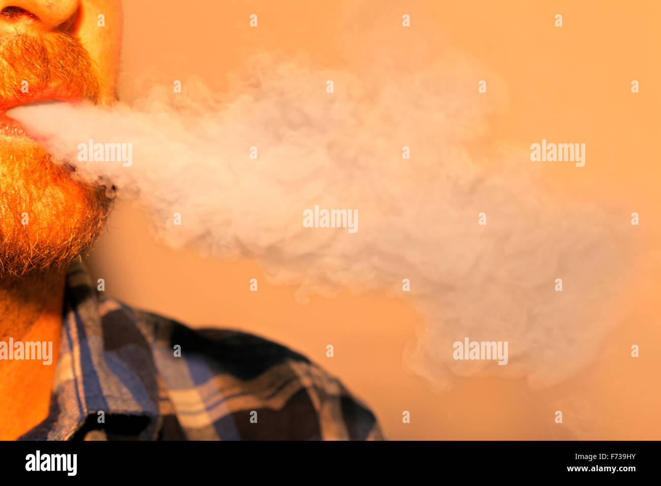 L'expiration de la vapeur à partir d'une e-cigarette. Banque D'Images