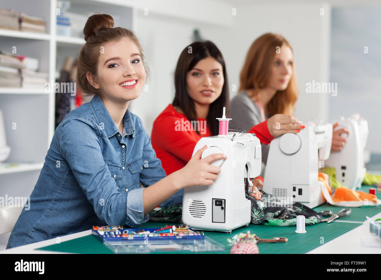 Les femmes dans un atelier de couture Banque D'Images