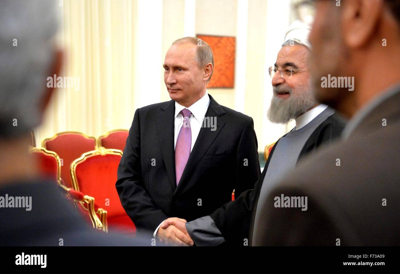 Téhéran, Iran. 23 novembre, 2015. Le président russe Vladimir Poutine arrive pour des discussions bilatérales avec et le président iranien Hassan Rohani, 23 novembre 2015 à Téhéran, Iran. Banque D'Images