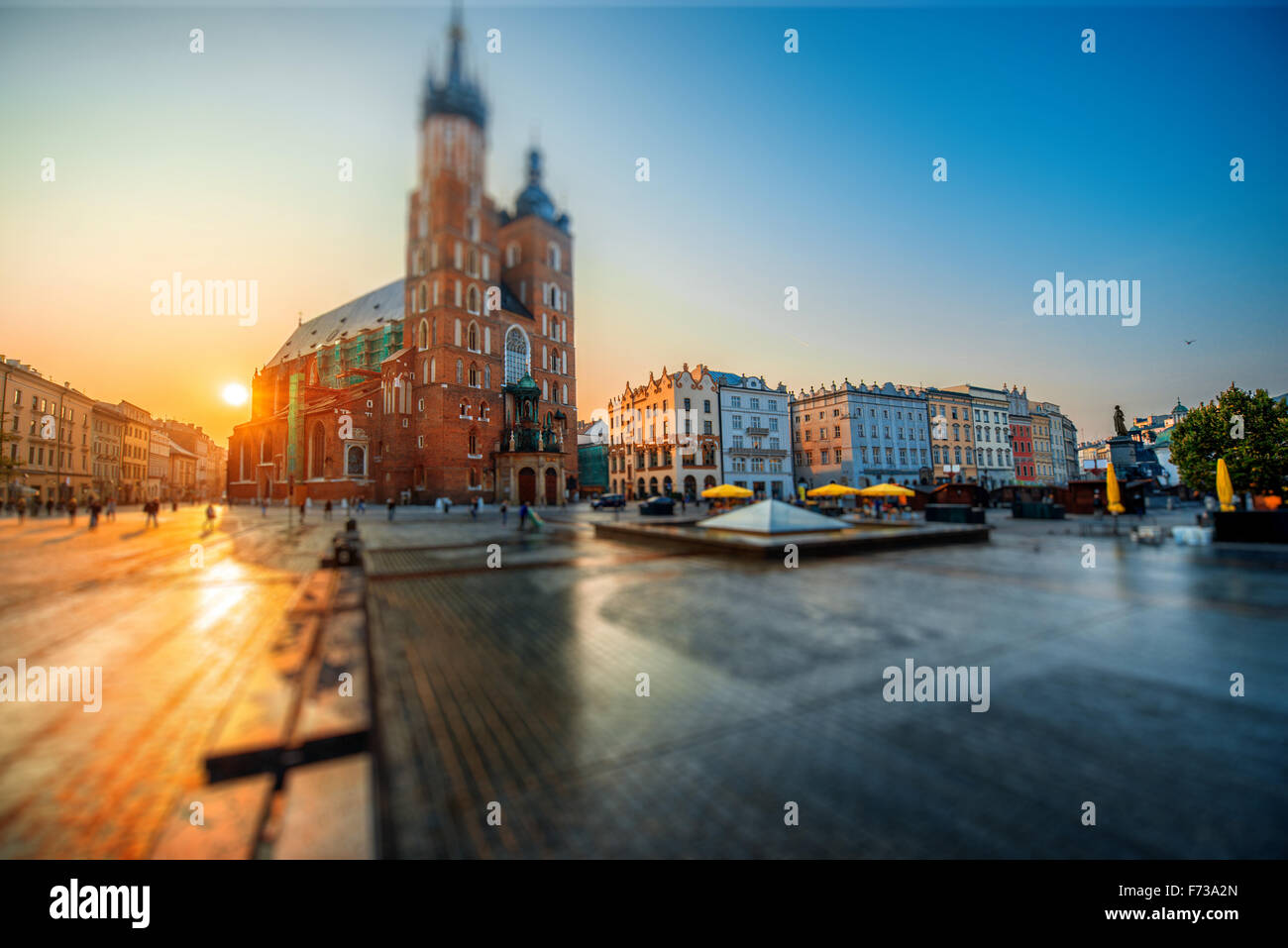 Belle vue sur la Basilique Sainte-Marie à la place du marché à Cracovie sur le lever du soleil. Vue grand angle avec effet Tilt Shift Banque D'Images