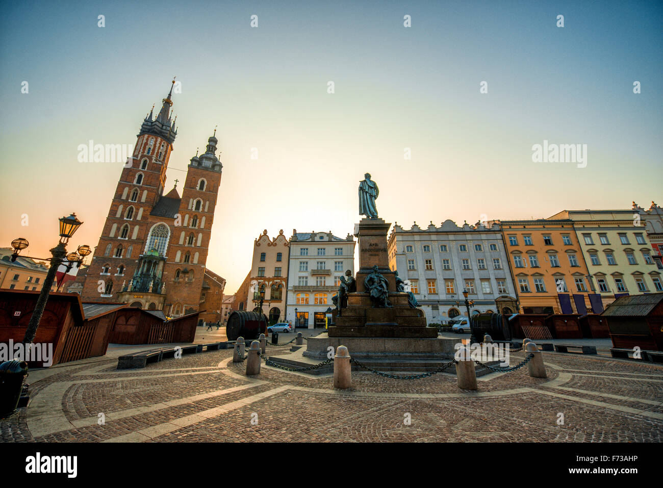 Vieux Centre-ville avec vue sur monument Adam Mickiewicz et la Basilique Sainte-Marie de Cracovie le matin Banque D'Images
