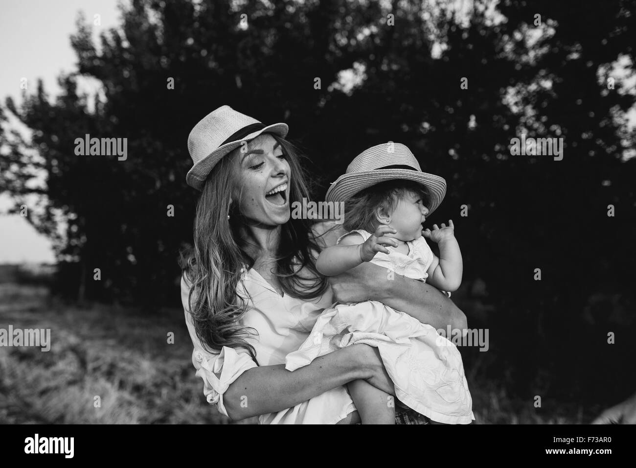 Mère et fille à l'extérieur Banque D'Images