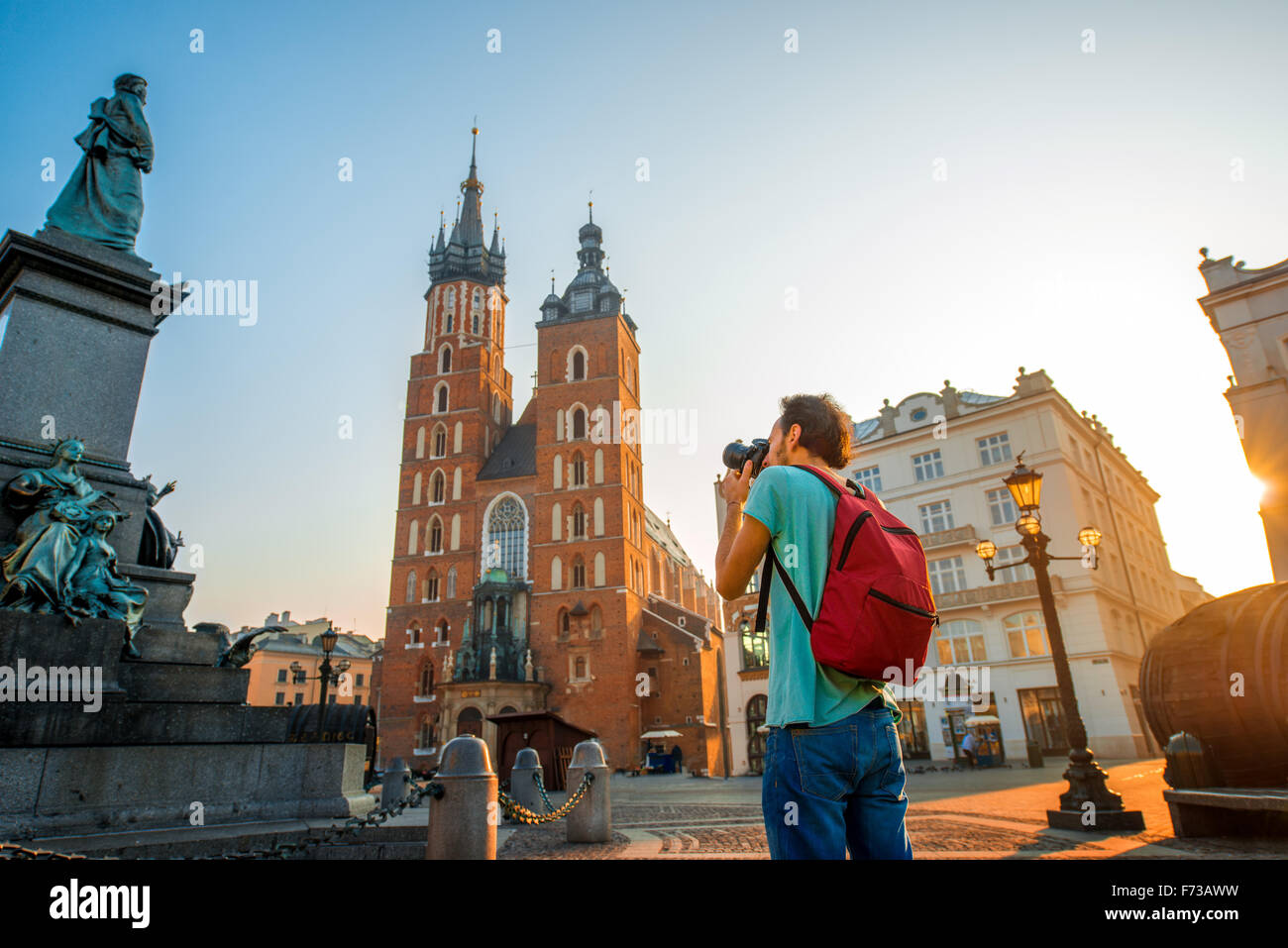 Sac à dos avec l'homme de la photographie célèbre basilique polonaise dans le centre de Cracovie Banque D'Images