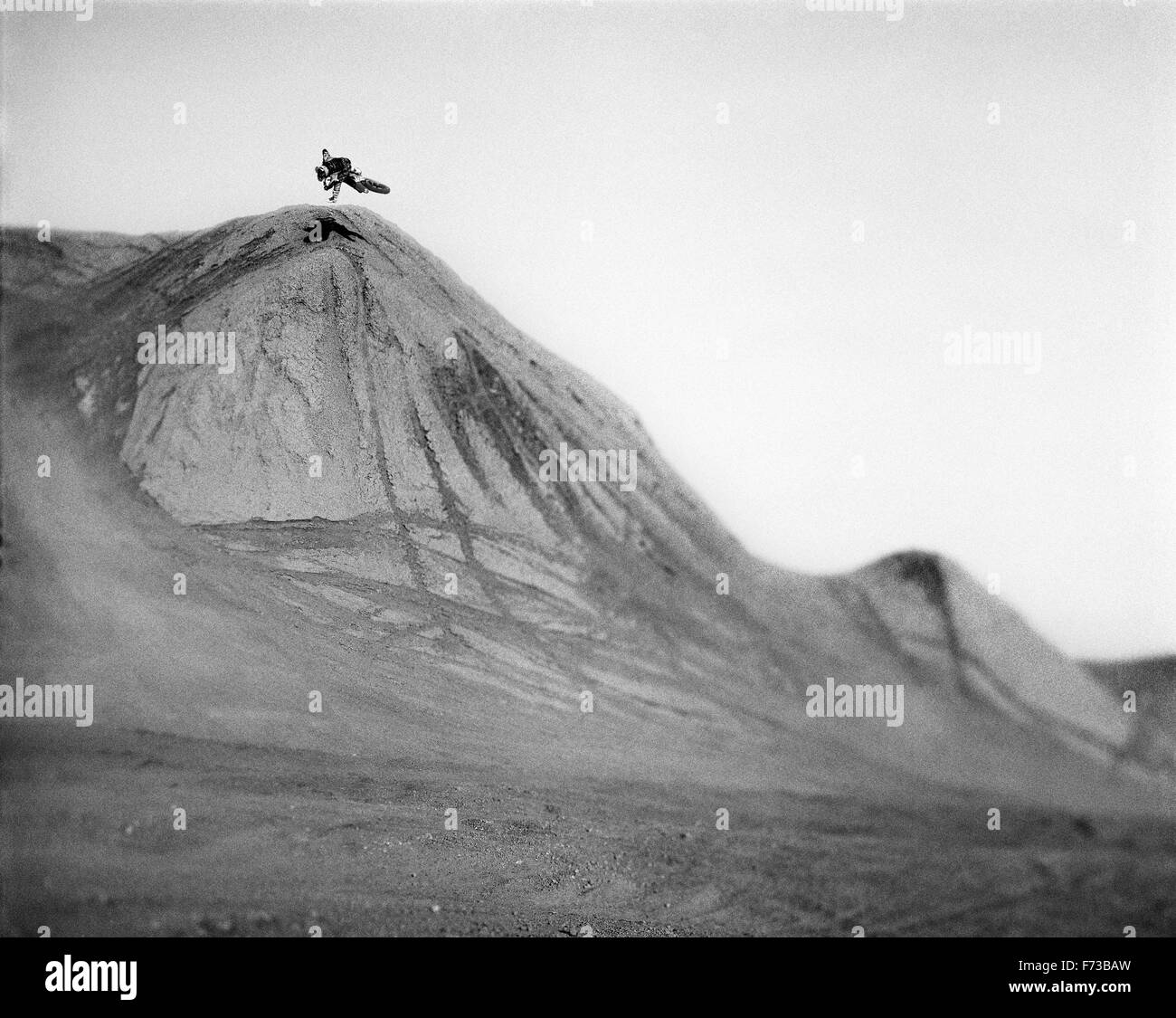 Steve Haughelstine sauts sur un saut naturel dans la région de Ocotillo Wells, en Californie. Banque D'Images