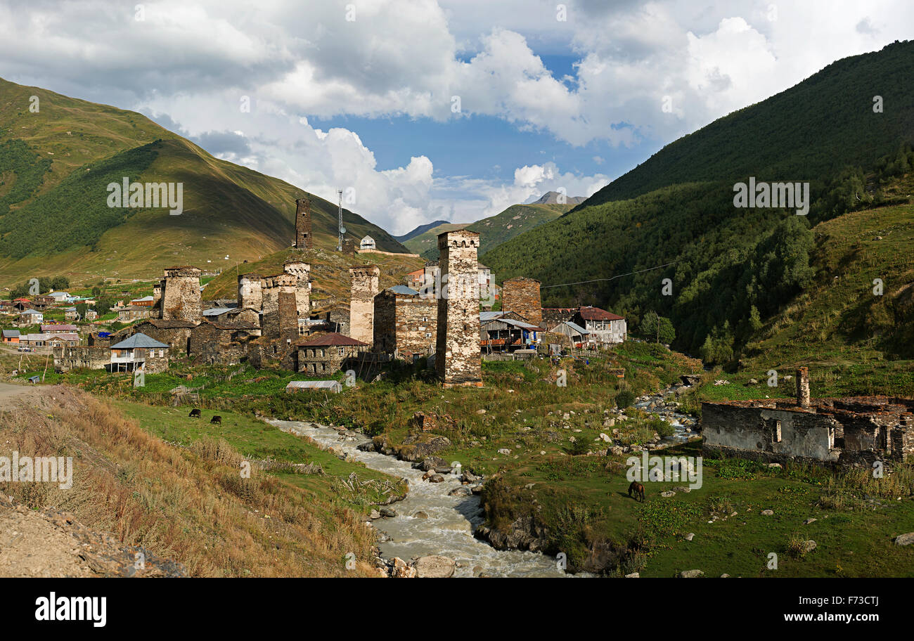 Tours de guet dans les villages en cours en Géorgie dans le domaine Swaneti dans les montagnes du Caucase, Banque D'Images