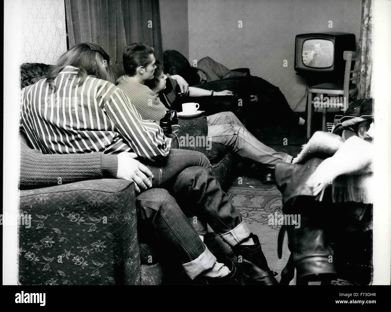 1954 - membre d'un gang de moto veste en cuir de graissage.  : Extra-scolaires se détendre après un après-midi de sensations parfois ces jeunes ne prennent pas la peine de regarder la télévision. © Keystone Photos USA/ZUMAPRESS.com/Alamy Live News Banque D'Images