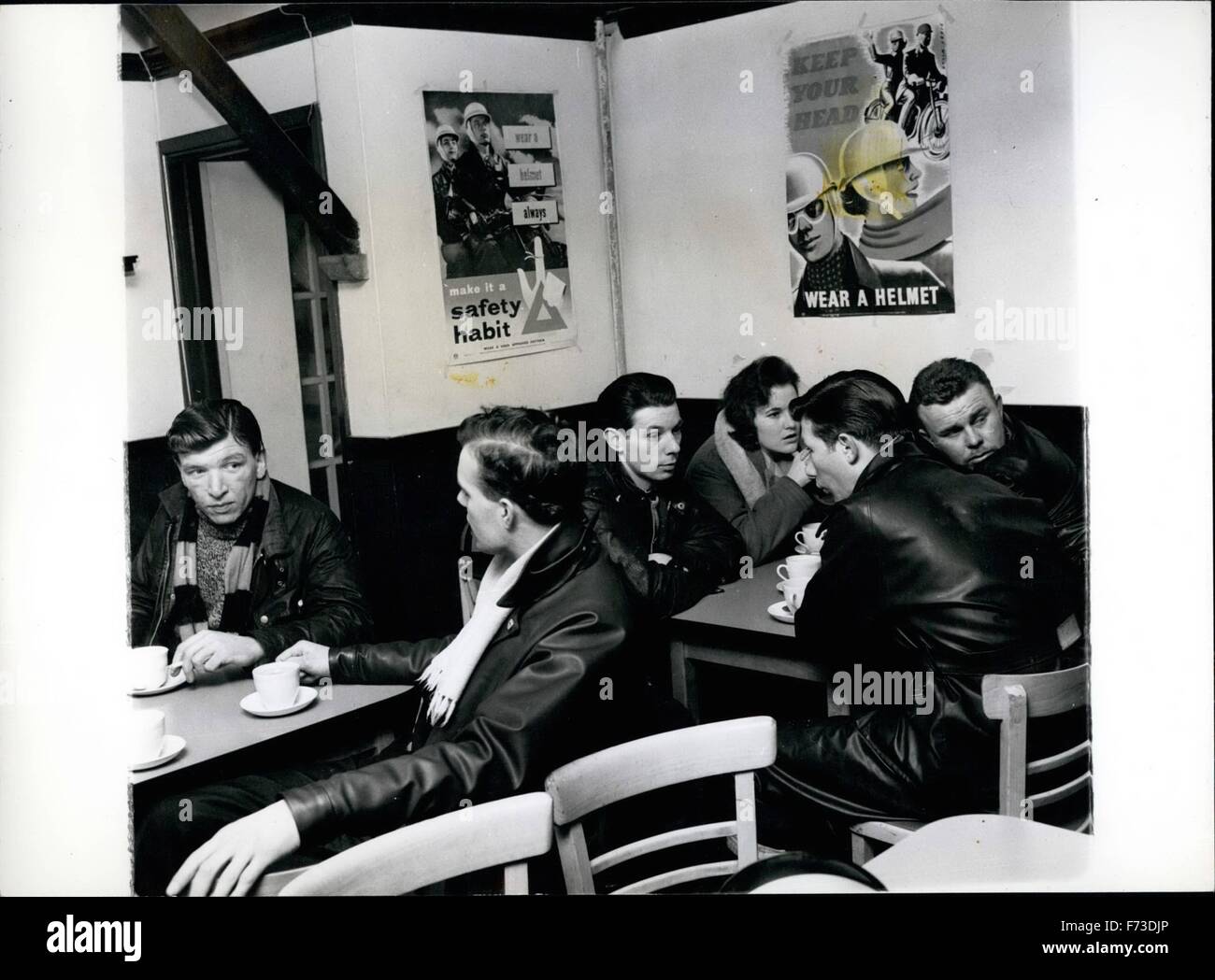 1954 - membre d'un gang de moto veste en cuir de graissage. Ironique : à l'intérieur du café après avoir été accélérant leurs machines parfois à la limite qu'ils s'asseoir et boire du thé ensemble affiches décorent les murs. © Keystone Photos USA/ZUMAPRESS.com/Alamy Live News Banque D'Images