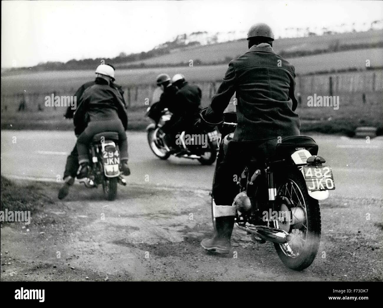1954 - membre d'un gang de moto veste en cuir de graissage. Quitter le café : Gravier est craché sur les roues comme les motards de la ''Speedway'', généralement le droit le plus proche de Patch Road. © Keystone Photos USA/ZUMAPRESS.com/Alamy Live News Banque D'Images