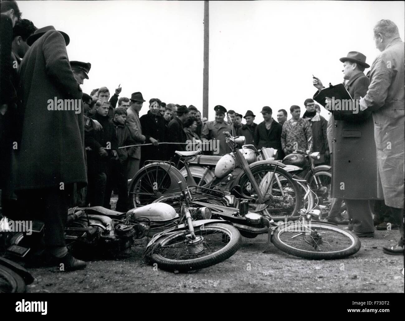 1964 - Pour la première, pour la deuxième. À la Munich's Oberwiesenfeld environ 450 voitures cannes au 25-3-64 sous le marteau. La vente aux enchères a été organisé par ou la police de Munich et les voitures sont des conducteurs, qui conduisent généralement à l'ivresse. Défaut également confisqués et voitures ont été vendues. En s un peu de pite motor-cycle a été offert pour 1 DM, la demande n'était pas formidable. Ops. : La mise aux enchères de la police de Munich. © Keystone Photos USA/ZUMAPRESS.com/Alamy Live News Banque D'Images