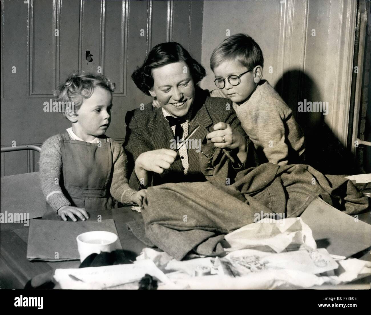 1956 - Mme. E. GLASON, passe à certains travaux sur la couture. machine, avec son bébé sur son genou. Le bébé dans aucun obus troble aime à regarder la roue tourner. Les mères prennent leurs bébés à Dressuing Classes. Lorsque les jeunes mères de Douvres a dit à M. G.H.Tweddell chef de Dover Collège technique qu'ils ne pouvaient pas assister à l'après-midi Cours de couture-parce qu'ils pouvaient obtenir tiveri personne pour s'occuper de leurs enfants, il a sa3d amener les enfants avec vous'. Cette expérience audacieuse s'est révélé tout à fait satisfaisant et suis il n'y a pas de pénurie de recrues à l'classes. Dover est le premier collège i Banque D'Images