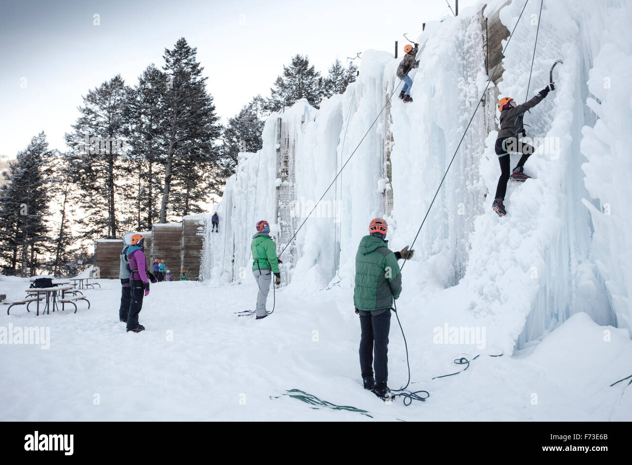 Les glaciéristes escalader un mur à Teton Ice Park à Jackson, WY. Banque D'Images