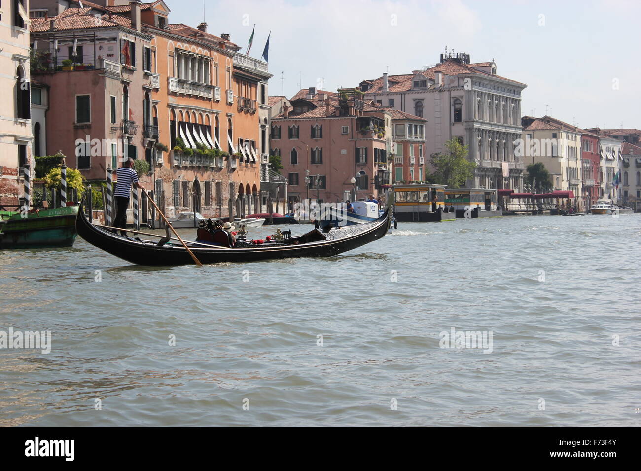 Les touristes voyageant autour de Venise sur une gondole Banque D'Images