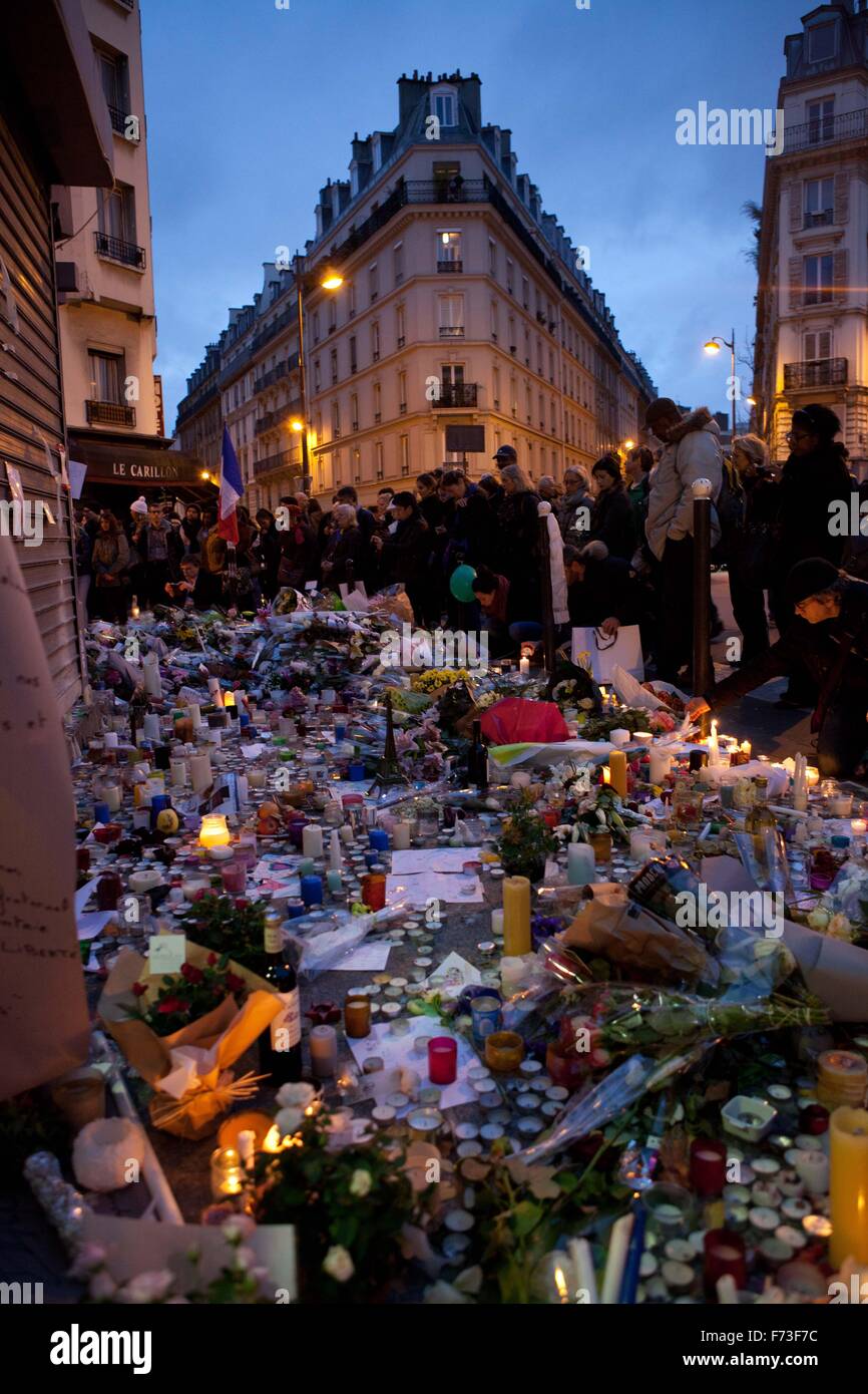 Paris les attaques terroristes, les gens en face de deuil bar 'Le Carillon' et le Restaurant 'Le Petit Cambodge', où 15 personnes sont mortes Banque D'Images