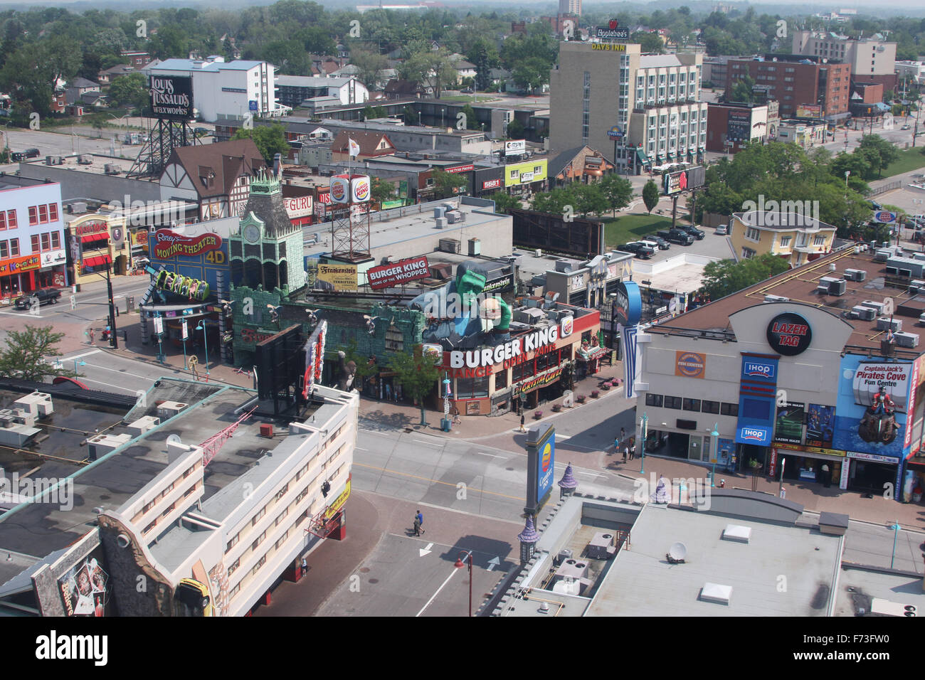 IHOP. Burger King. Ripley's Déménagement Theatre 4D. Clifton Hill attractions touristiques. Avis de Niagara Skywheel, Clifton Hill, Niaga Banque D'Images