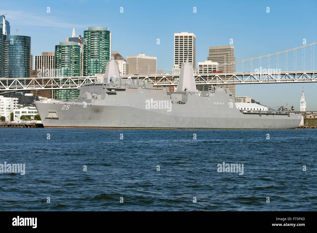 San Antonio-classe de transport amphibie USS dock Somerset (LPD-25) amarré le long du front de mer de San Francisco. Banque D'Images