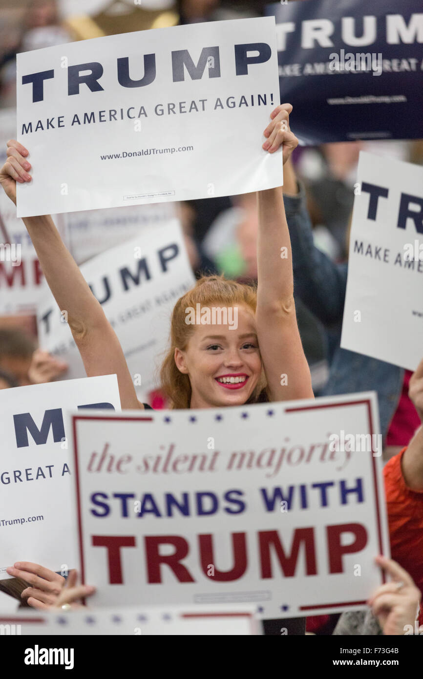 Myrtle Beach, Caroline du Sud, USA. 24 Nov, 2015. Les partisans du candidat présidentiel républicain milliardaire Donald Trump rassembler avant le début d'un rassemblement électoral au Myrtle Beach Convention Center le 24 novembre 2015 à Myrtle Beach, Caroline du Sud. Banque D'Images