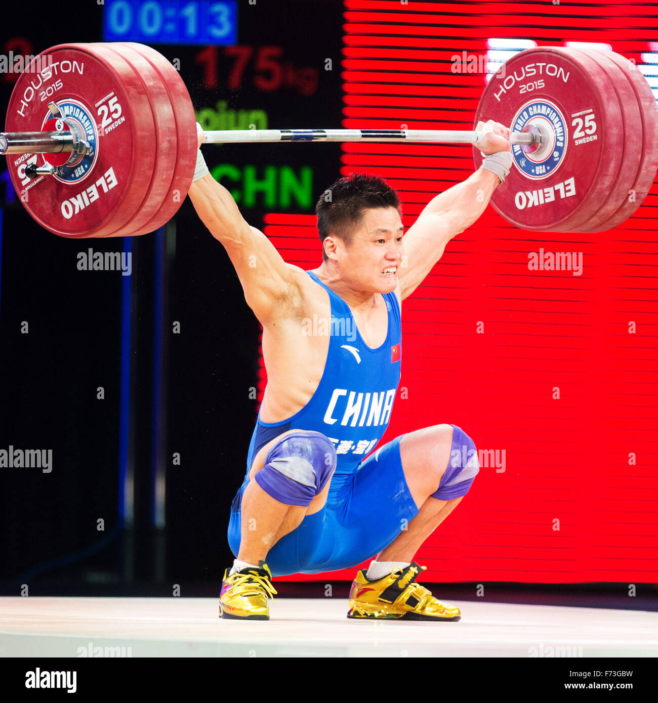 Houston, Texas, USA. 24 Nov, 2015. Lyu Xiaojun de la Chine lève 175 kiograms dans l'arraché aux Championnats du monde d'haltérophilie à l'à Houston, Texas. Lyu allait gagner la médaille d'or à l'arraché dans la catégorie 77 kilogramme. Brent Clark/Alamy Live News Banque D'Images