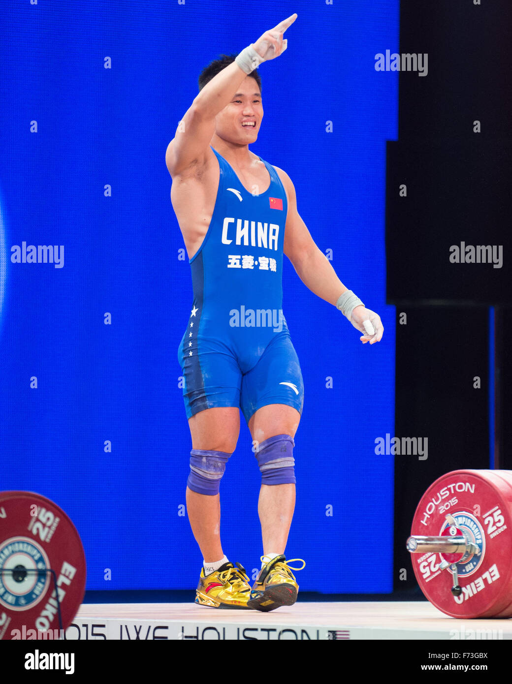 Houston, Texas, USA. 24 Nov, 2015. Lyu Xiaojun de la Chine reconnaît la foule après avoir réussi à soulever 175 kg à l'arraché. Lyu a participé à la classe des hommes 77 kg aux Championnats du monde d'haltérophilie à l'à Houston, Texas. Brent Clark/Alamy Live News Banque D'Images