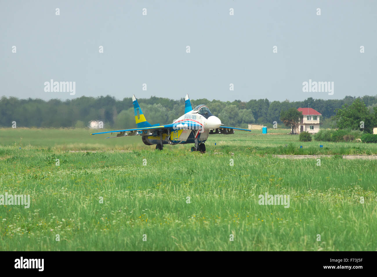 Vasilkov, Ukraine - 3 août 2012 : l'Armée de l'air ukrainienne MiG-29 après l'atterrissage sur la piste de la base aérienne Banque D'Images
