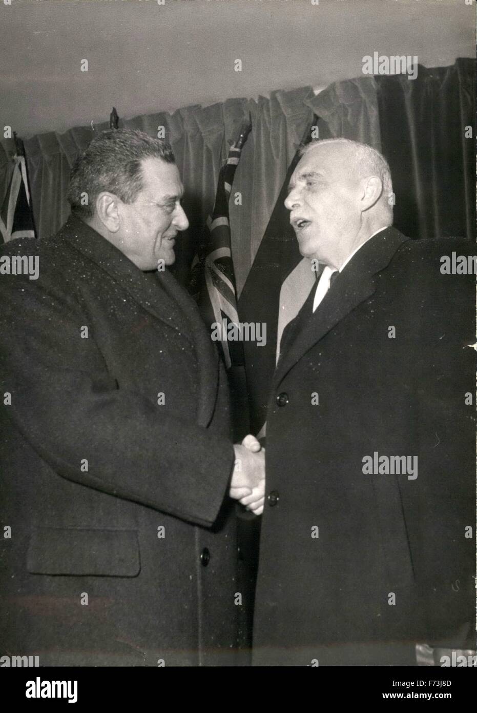 1958 - Le Premier ministre canadien arrive à Paris le Premier Ministre M. Louis Saint Laurent s'est félicité par le Premier ministre français, Joseph Laniel à l'aéroport d'Orly en fin d'après-midi. © Keystone Photos USA/ZUMAPRESS.com/Alamy Live News Banque D'Images