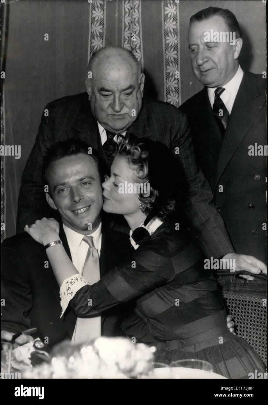 1953 - Le Prix Du Quai Des Orfevres remis à l'auteur de Caroline Cherie Le Prix Du Quai Des Orfevres a été décerné à M. Cecil Saint Laurent pour son livre Sophie et le crime l'auteur est vu ici de recevoir sa récompense de Simone Simon. Derrière sont le Dr Paul et René Desvaux, Président du Jury. 241153 © Keystone Photos USA/ZUMAPRESS.com/Alamy Live News Banque D'Images