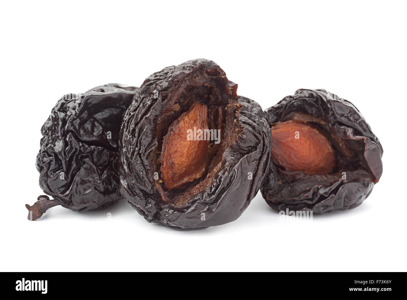 Fumé sec ouvert plum isolé sur fond blanc Banque D'Images