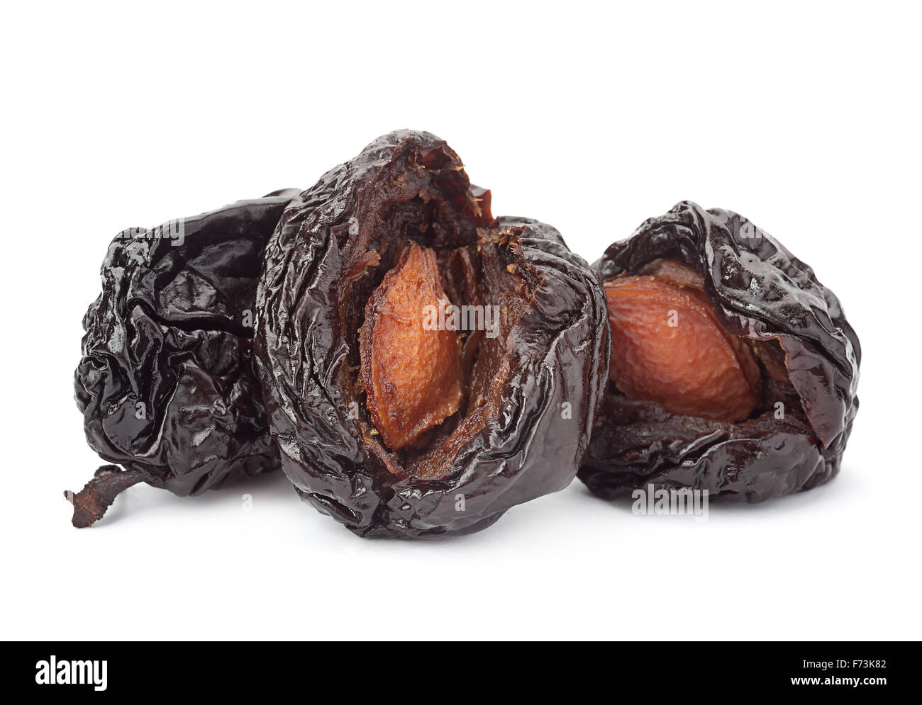 Fumé sec ouvert plum isolé sur fond blanc Banque D'Images