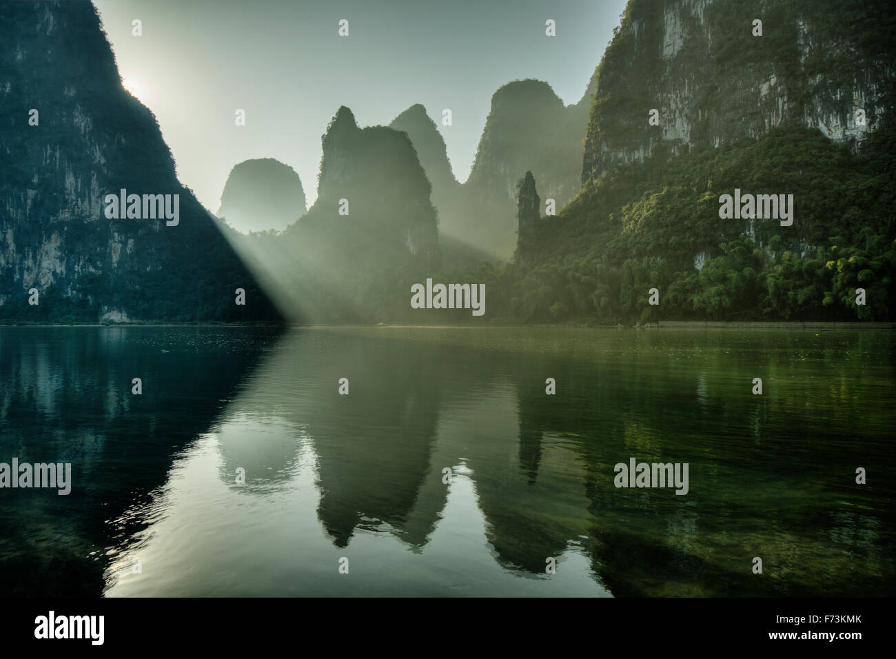 Formations karstiques de calcaire reflète dans la région de la rivière Li Guilin Guangxi, Chine LA007958 Banque D'Images