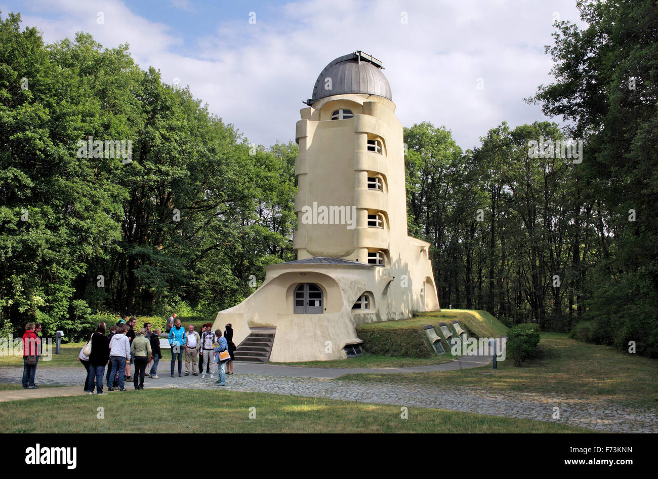 Les touristes visitant la Einsteinturm (le EinsteinTower ), Potsdam, Allemagne. Banque D'Images