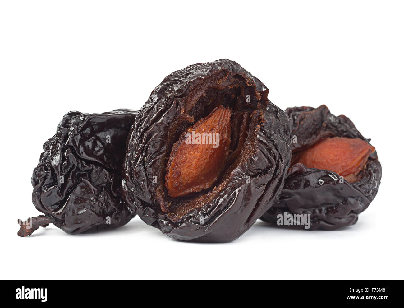 Fumé sec ouvert plum isolé sur fond blanc Banque D'Images