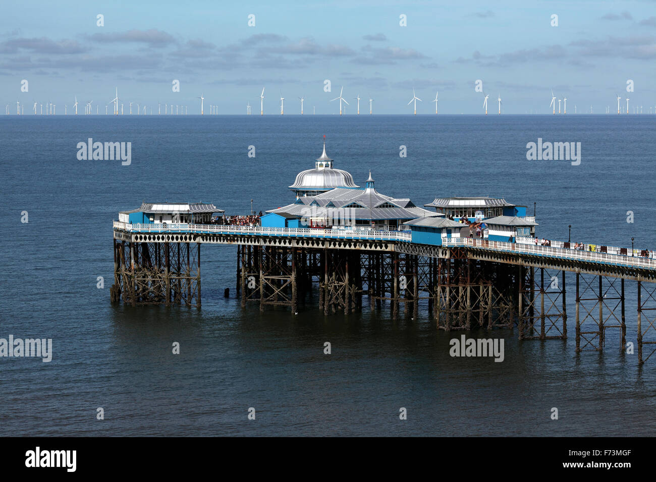 Jetée de Llandudno, Llandudno, au nord du Pays de Galles. Avec l'éolien offshore Rhyl Flats en arrière-plan. Banque D'Images