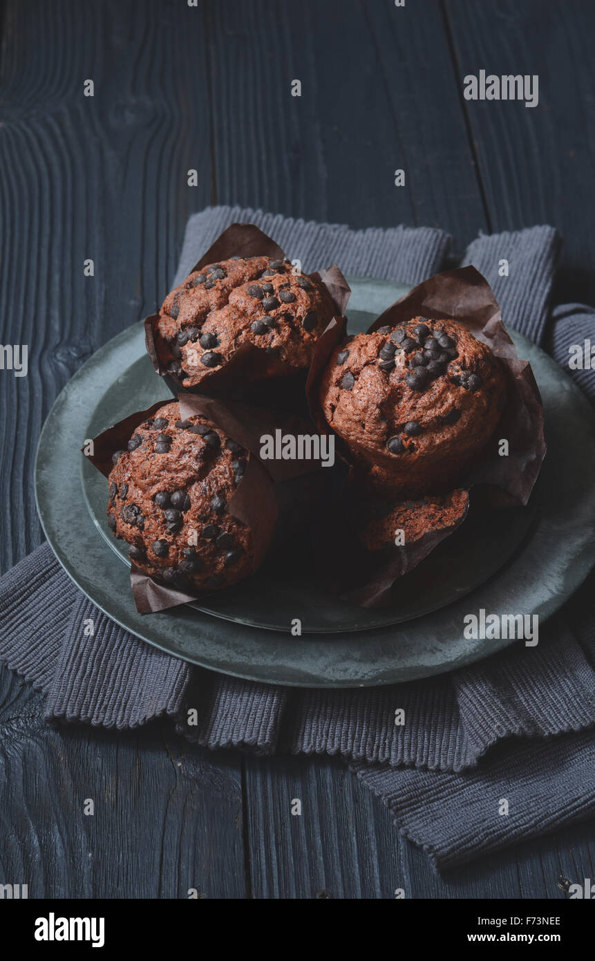 Muffins aux pépites de chocolat double pâtisserie pour le petit-déjeuner Banque D'Images