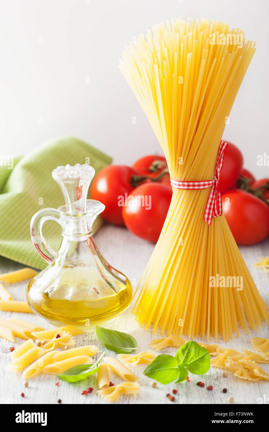 Pâtes crues tomates huile d'olive la cuisine italienne. Banque D'Images