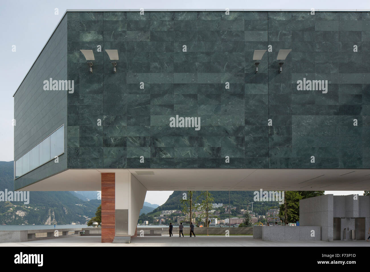 Façade extérieure revêtue de pierres posées sur des colonnes avec passage vers le lac. Centre d'Art du Lac Lugano, Lugano, Suisse. Architecte : J Banque D'Images