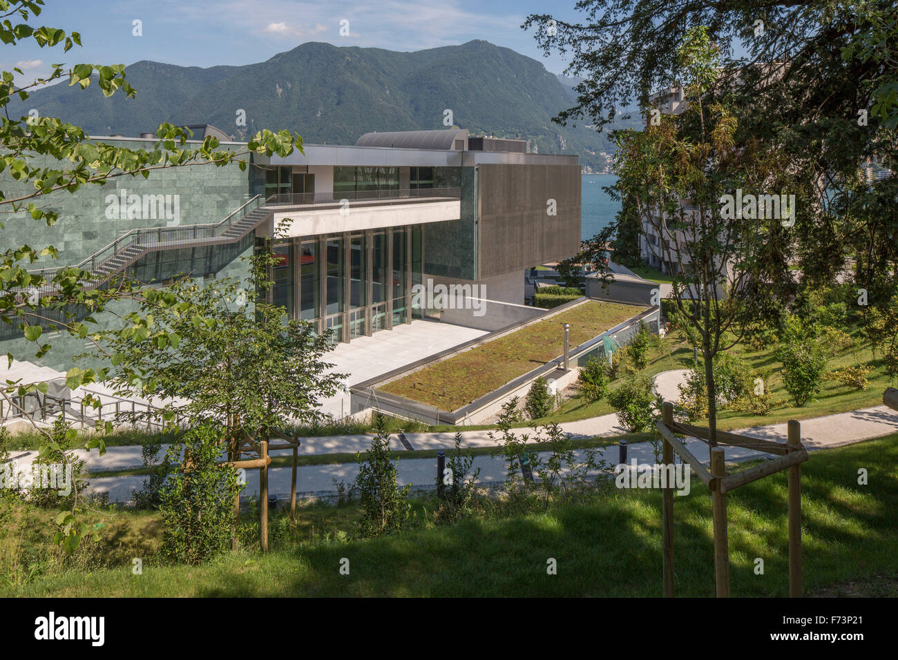 Portrait du parc en direction de Art Centre. Centre d'Art du Lac Lugano, Lugano, Suisse. Architecte : Ivano Gianola Studio d'archit Banque D'Images