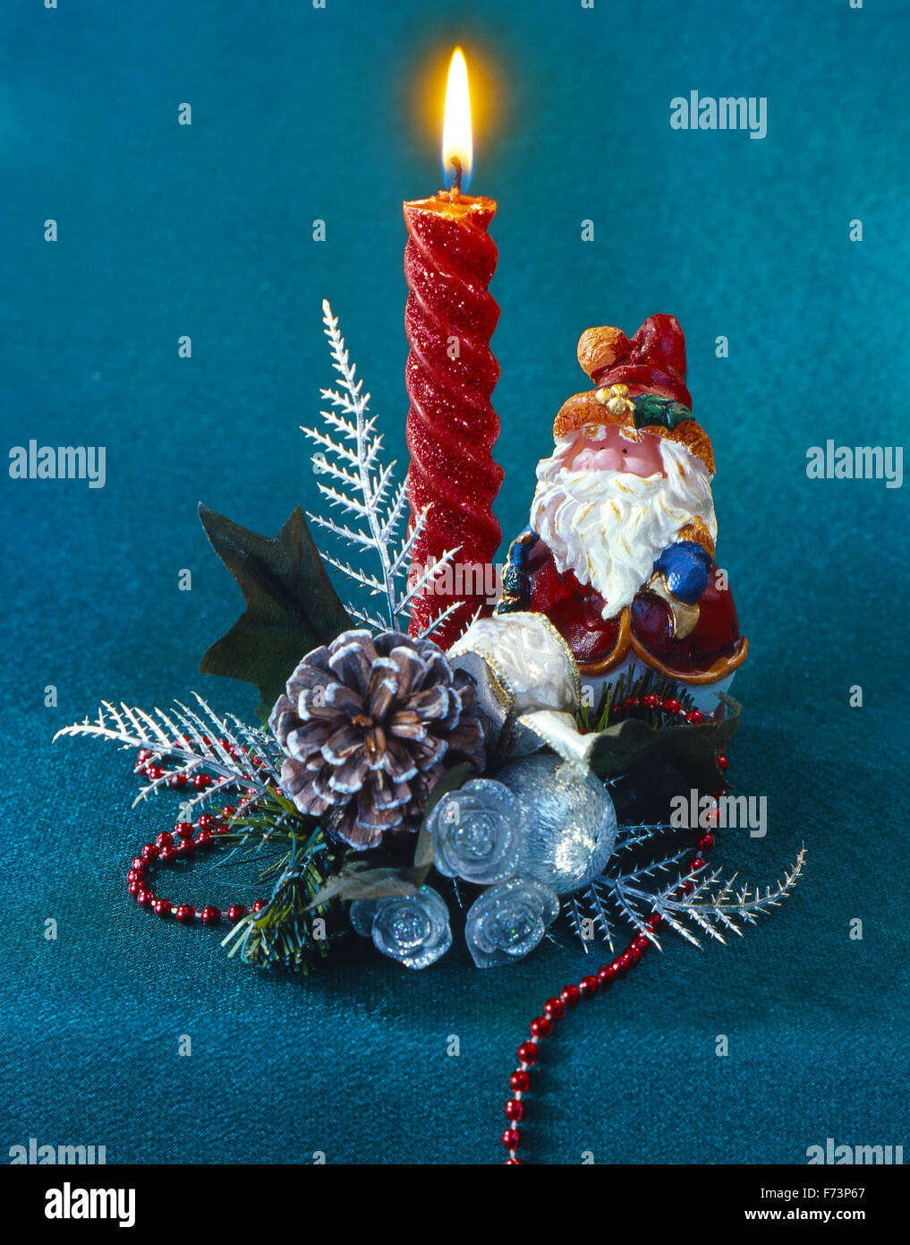 La nouvelle année de fête, Noël encore la vie avec un bonhomme de chandelier, avec une bougie et sapin-arbre à bijoux. format vertical. Banque D'Images