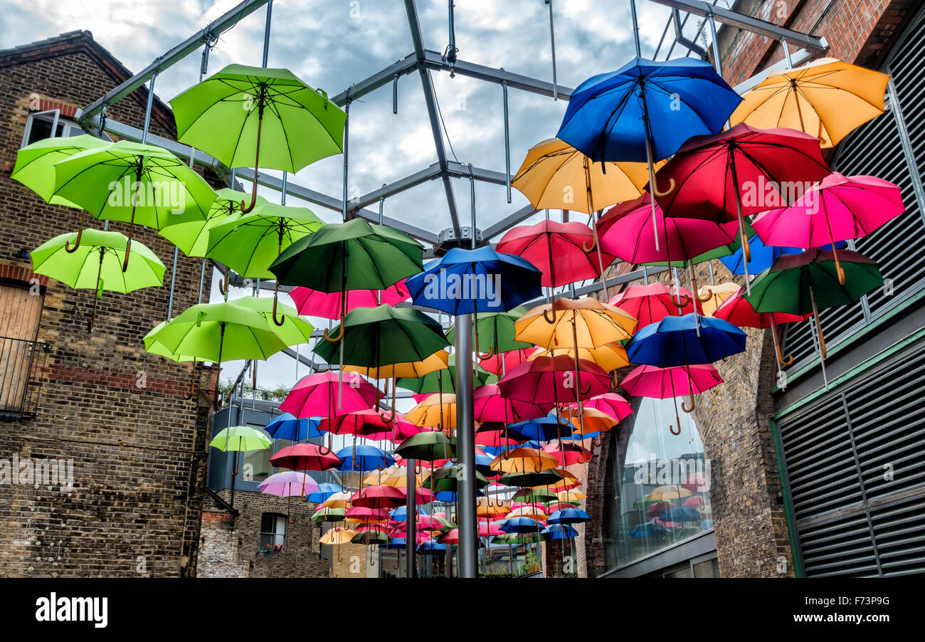 Parapluies dans beaucoup de couleurs suspendus dans l'air libre Banque D'Images