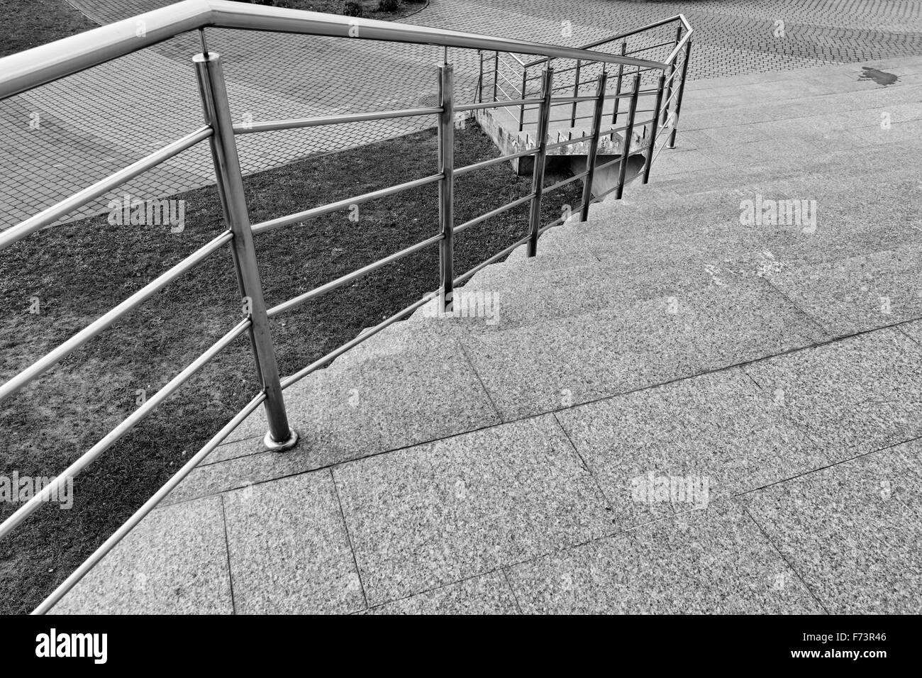 Escaliers dans la ville, regard artistique en noir et blanc. Banque D'Images