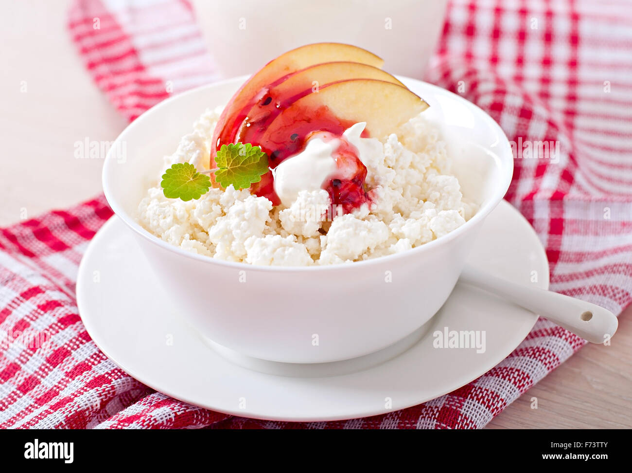 Le fromage cottage avec apple, saveur naturelle et la crème sure pour le petit-déjeuner close up Banque D'Images