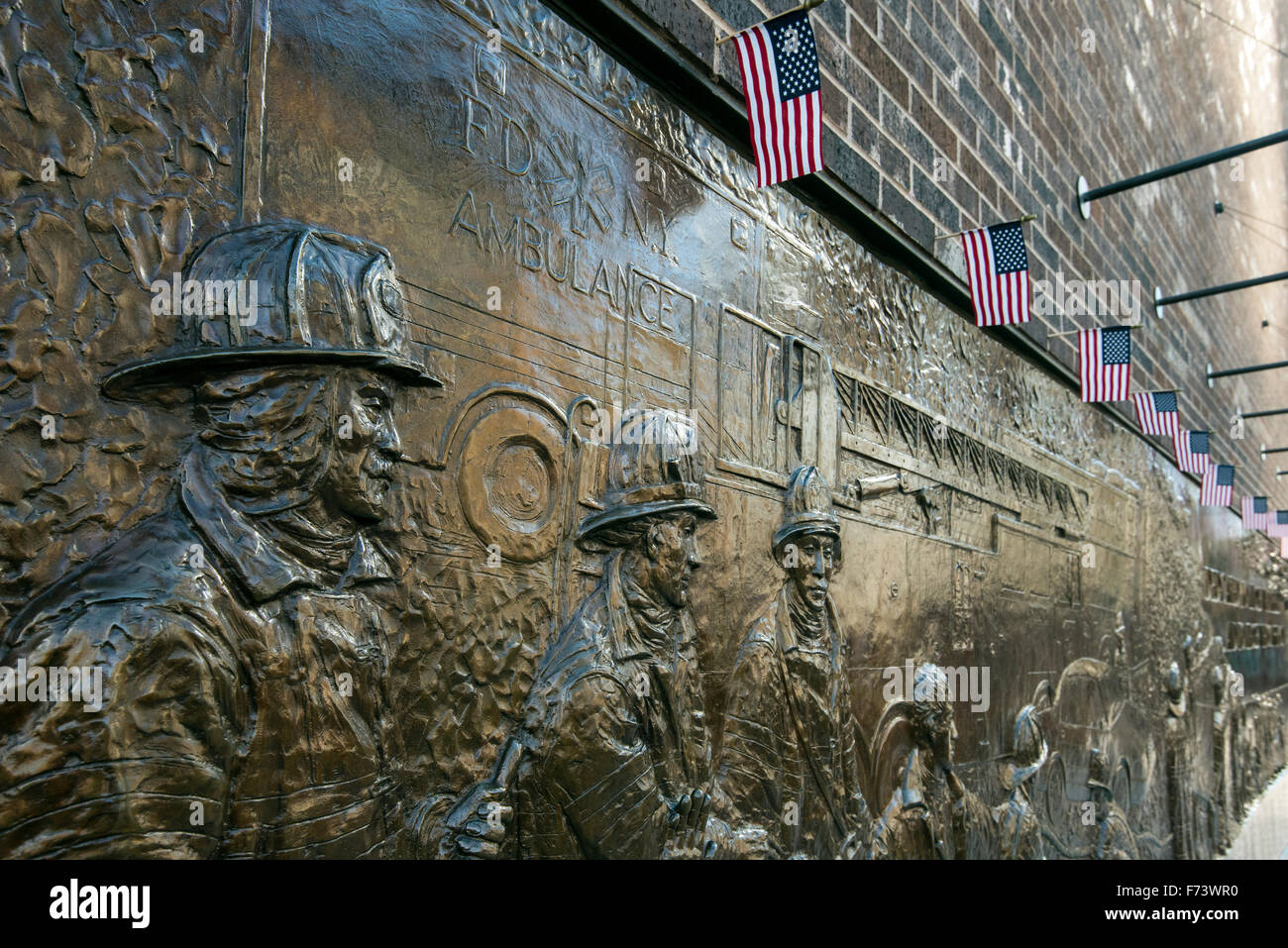 Photo murale Bronze dédié à la pompiers morts du 11 septembre World Trade Center, Manhattan, New York, USA Banque D'Images