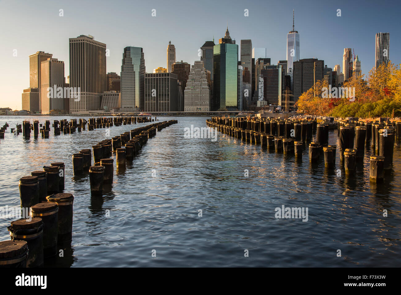 Lower Manhattan skyline at sunset de Brooklyn Bridge Park, Brooklyn, New York, USA Banque D'Images