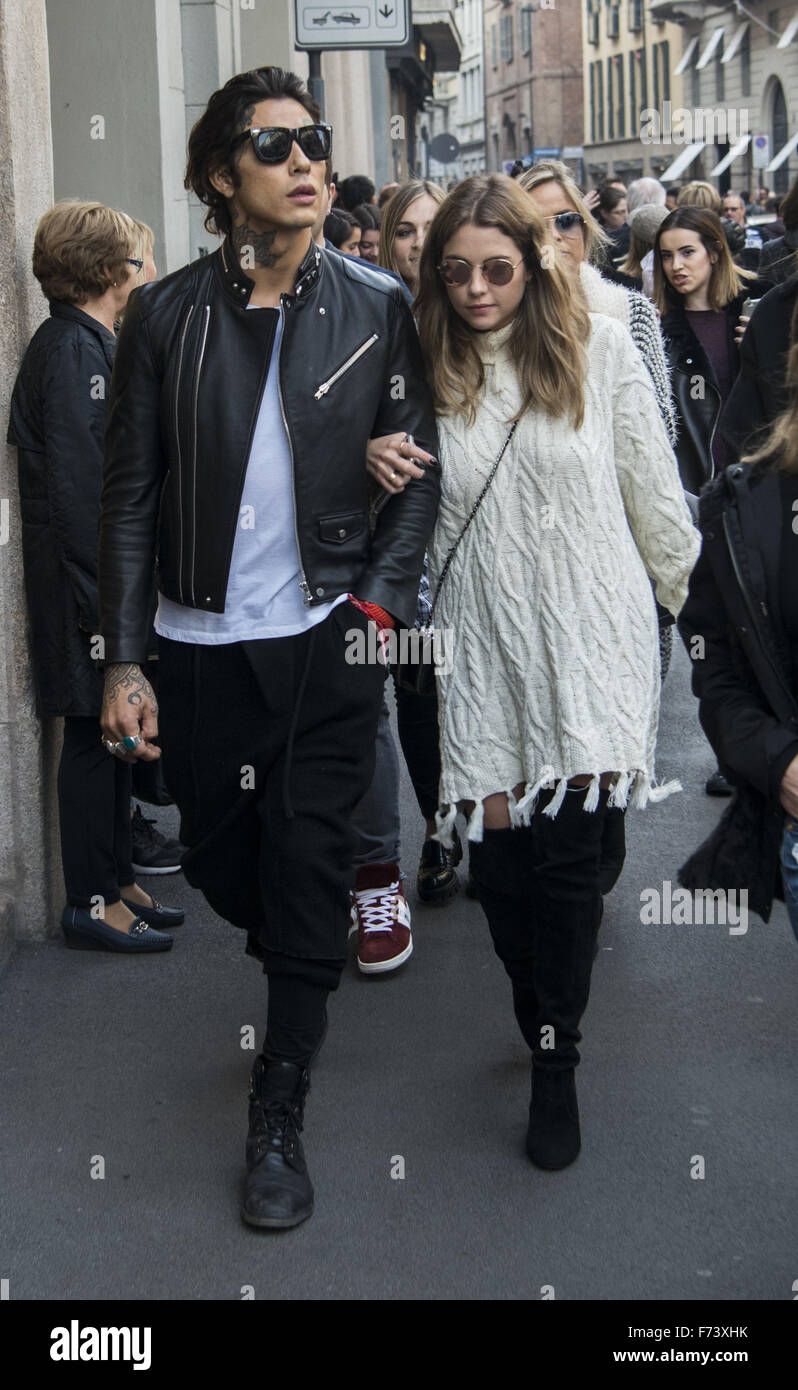 Ashley Benson et Shay Mitchell, rendez-vous sur un voyage de shopping avec Hailey Baldwin dans la Via Monte Napoleone à Milan avec : Ashley Benson Où : Milan, Italie Quand : 24 Oct 2015 Banque D'Images