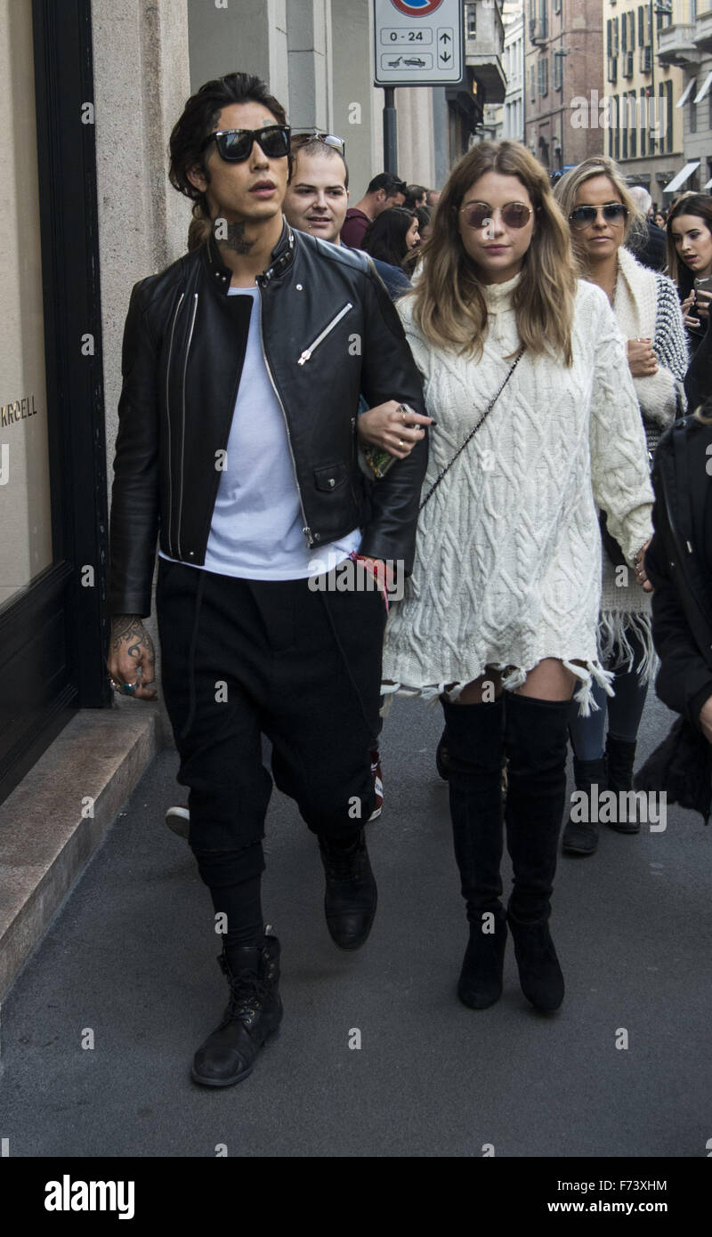 Ashley Benson et Shay Mitchell, rendez-vous sur un voyage de shopping avec Hailey Baldwin dans la Via Monte Napoleone à Milan avec : Ashley Benson Où : Milan, Italie Quand : 24 Oct 2015 Banque D'Images