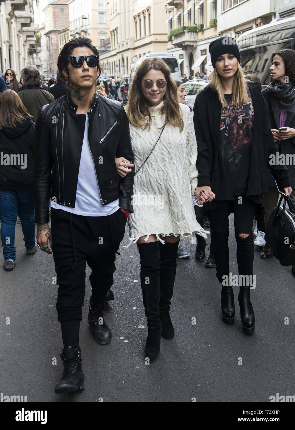 Ashley Benson et Shay Mitchell, rendez-vous sur un voyage de shopping avec Hailey Baldwin dans la Via Monte Napoleone à Milan avec : Ashley Benson, Hailey Baldwin Où : Milan, Italie Quand : 24 Oct 2015 Banque D'Images