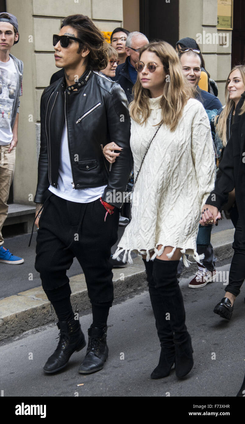 Ashley Benson et Shay Mitchell, rendez-vous sur un voyage de shopping avec Hailey Baldwin dans la Via Monte Napoleone à Milan avec : Ashley Benson Où : Milan, Italie Quand : 24 Oct 2015 Banque D'Images
