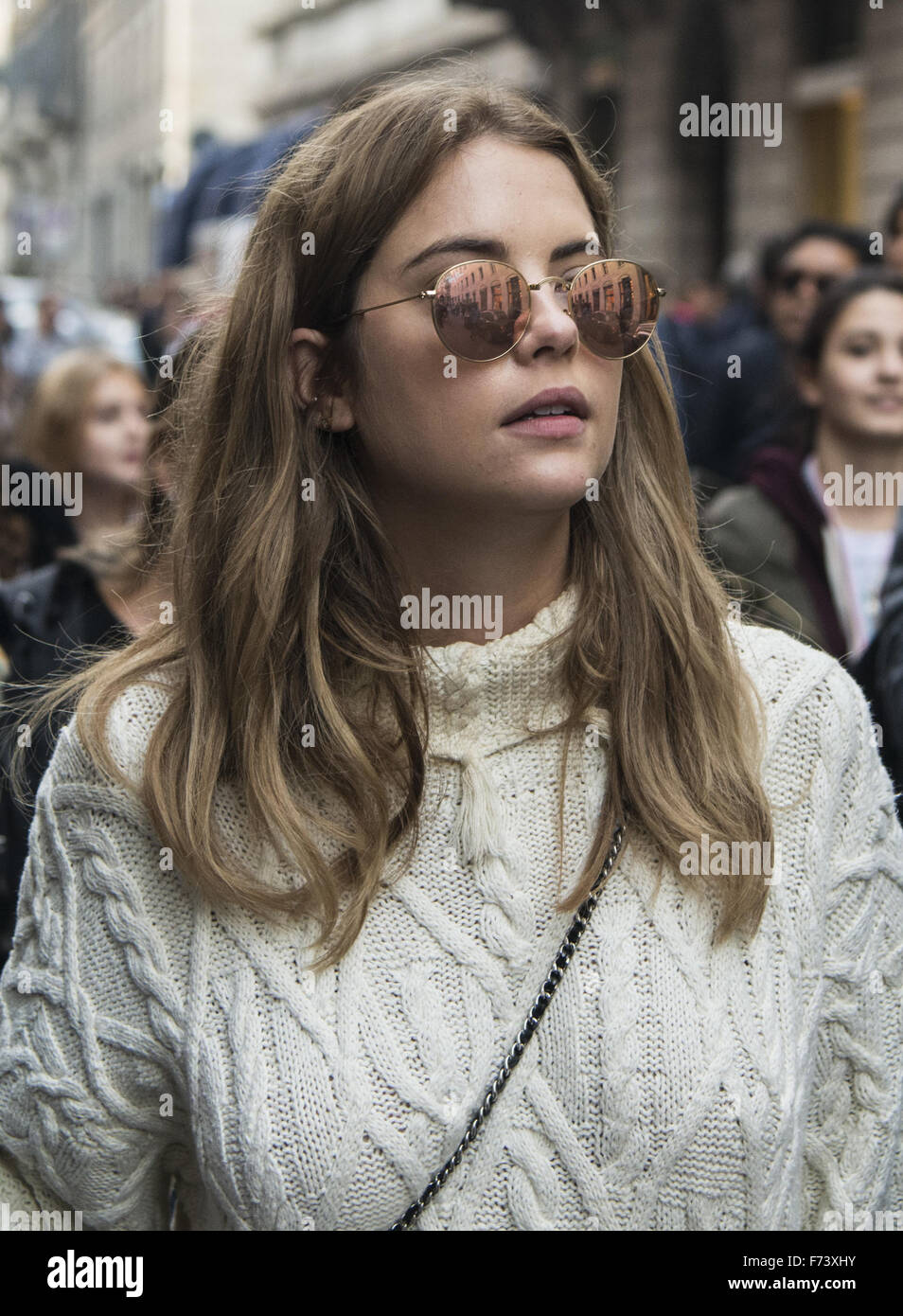 Ashley Benson et Shay Mitchell, rendez-vous sur un voyage de shopping avec Hailey Baldwin dans la Via Monte Napoleone à Milan avec : Ashley Benson Où : Milan, Italie Quand : 24 Oct 2015 Banque D'Images
