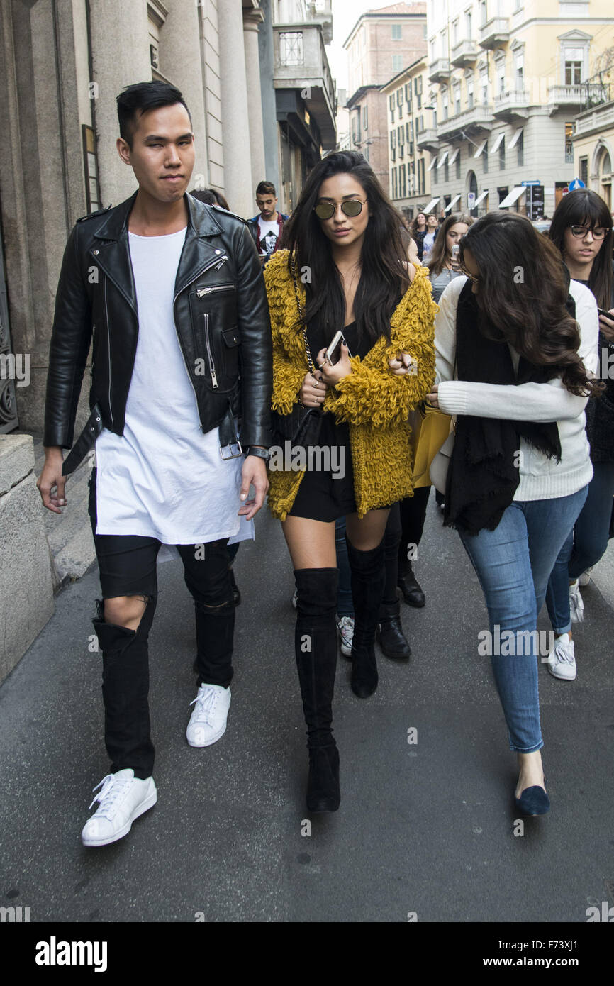 Ashley Benson et Shay Mitchell, rendez-vous sur un voyage de shopping avec Hailey Baldwin dans la Via Monte Napoleone à Milan comprend : Shay Mitchell Où : Milan, Italie Quand : 24 Oct 2015 Banque D'Images