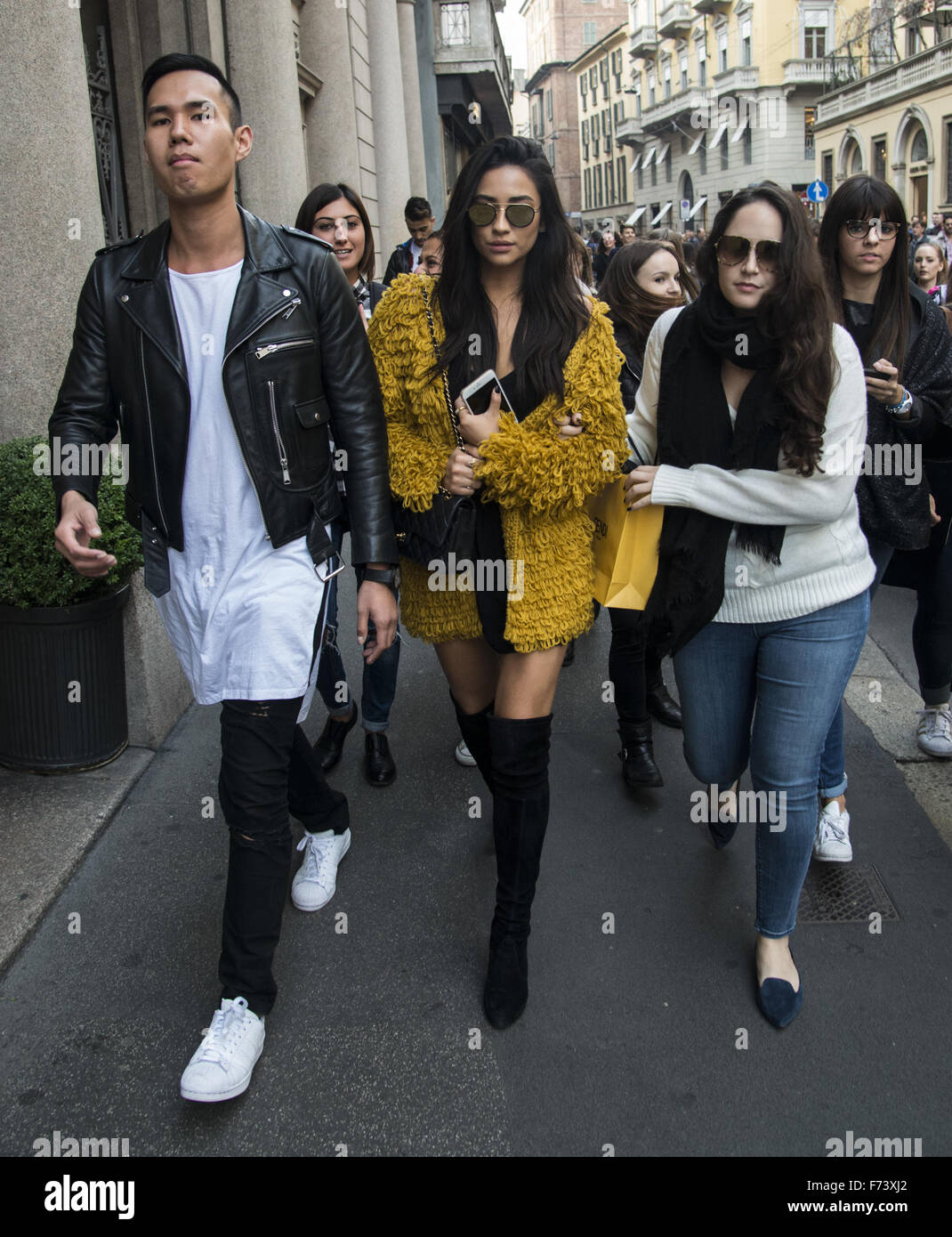 Ashley Benson et Shay Mitchell, rendez-vous sur un voyage de shopping avec Hailey Baldwin dans la Via Monte Napoleone à Milan comprend : Shay Mitchell Où : Milan, Italie Quand : 24 Oct 2015 Banque D'Images