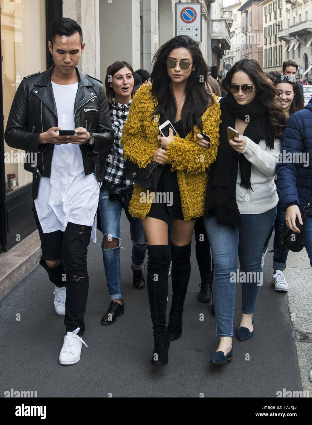 Ashley Benson et Shay Mitchell, rendez-vous sur un voyage de shopping avec Hailey Baldwin dans la Via Monte Napoleone à Milan comprend : Shay Mitchell Où : Milan, Italie Quand : 24 Oct 2015 Banque D'Images