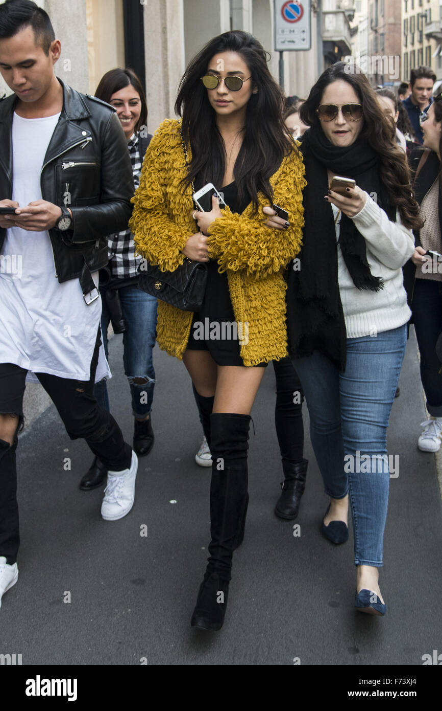 Ashley Benson et Shay Mitchell, rendez-vous sur un voyage de shopping avec Hailey Baldwin dans la Via Monte Napoleone à Milan comprend : Shay Mitchell Où : Milan, Italie Quand : 24 Oct 2015 Banque D'Images